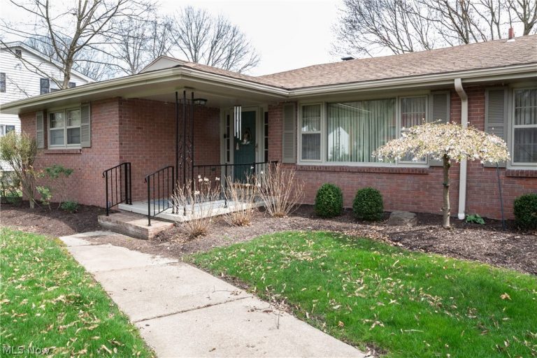 2004 Burning Tree Lane, Youngstown, OH - Photo 2