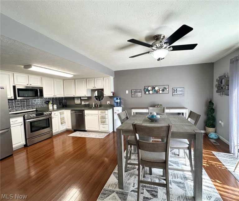 6960 Parkway Drive, Middleburg Heights, OH - Photo 3