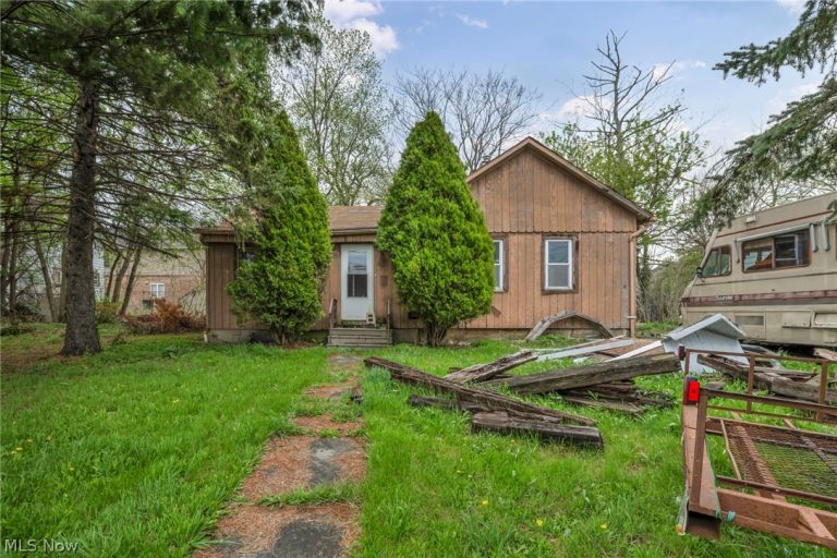 215 Tuscarawas Street, Elyria, OH - Photo 2