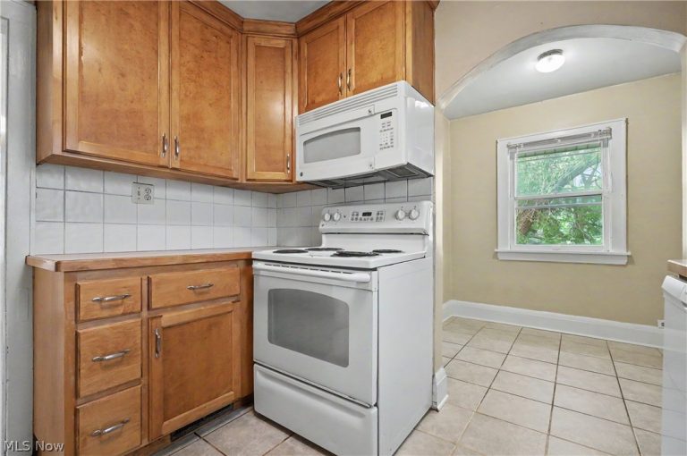 2782 Oakwood Drive, Cuyahoga Falls, OH - Photo 8