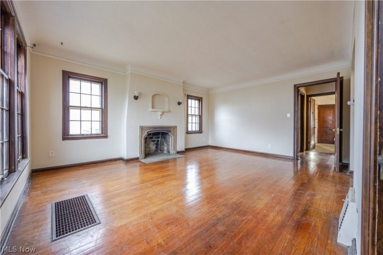 979 Oxford Road, Cleveland Heights, OH - Photo 5