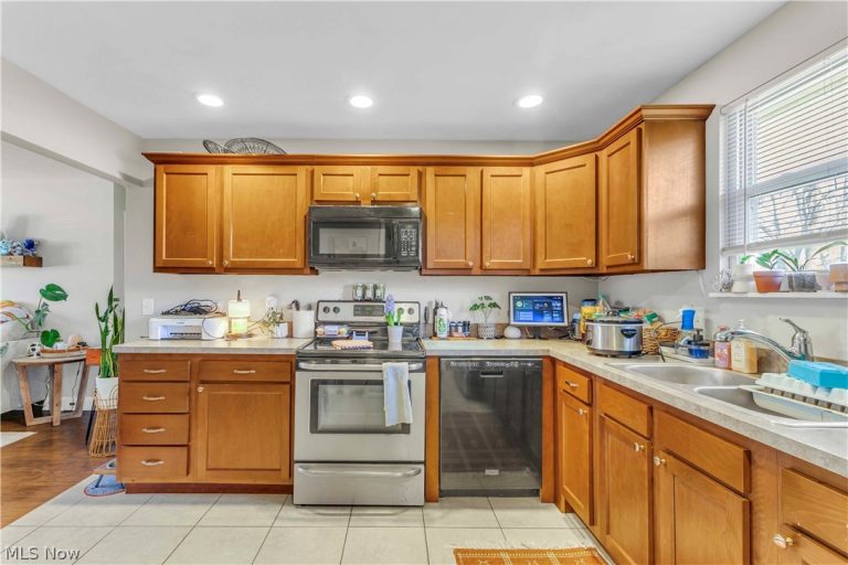 2587 Jaycox Road, Avon, OH - Photo 2