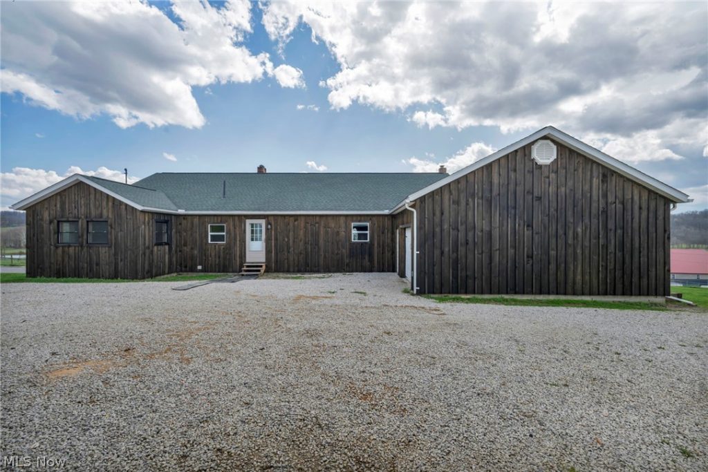18513 Hobbler Lane, Lore City, OH