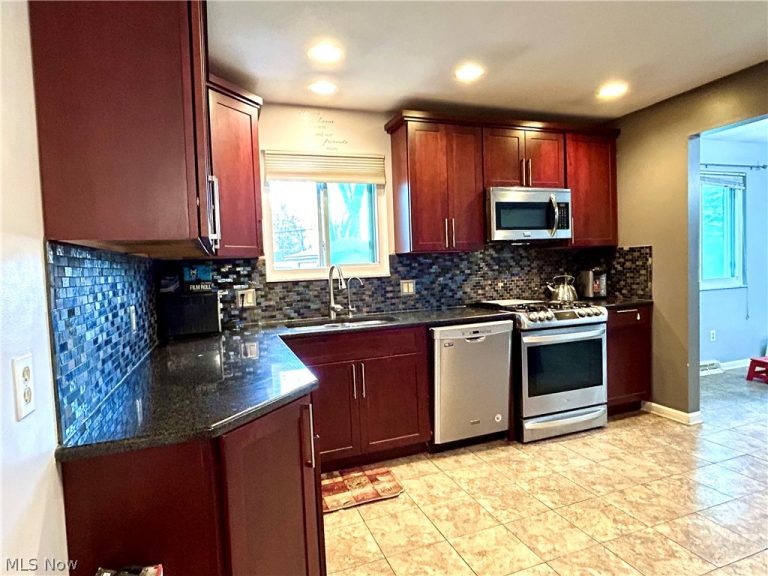 8945 Big Creek Parkway, Strongsville, OH - Photo 3
