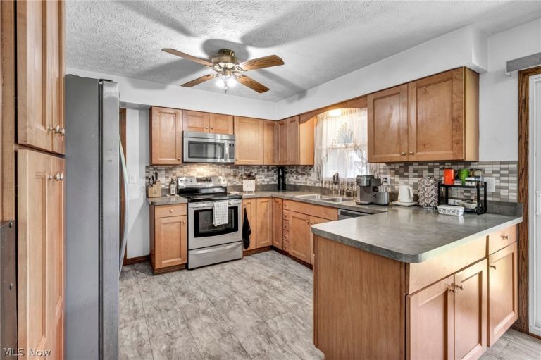 2805 Shelburn Avenue, Akron, OH - Photo 8