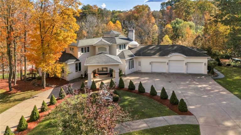 8709 Deer Creek Drive, Broadview Heights, OH - Photo 2