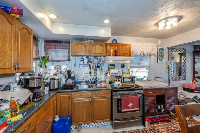 37891 Lake Drive, Avon, OH - Photo 6