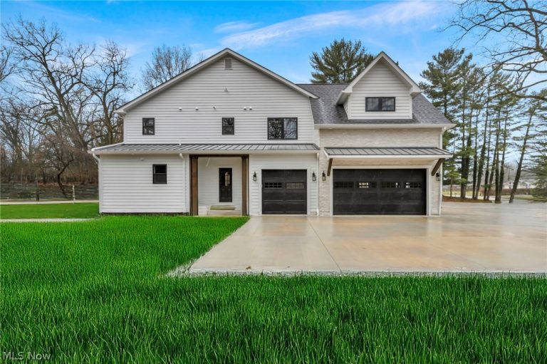 690 Club Drive, Aurora, OH - Photo 3