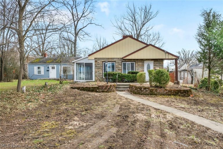 204 Grove Avenue, Cuyahoga Falls, OH - Photo 2