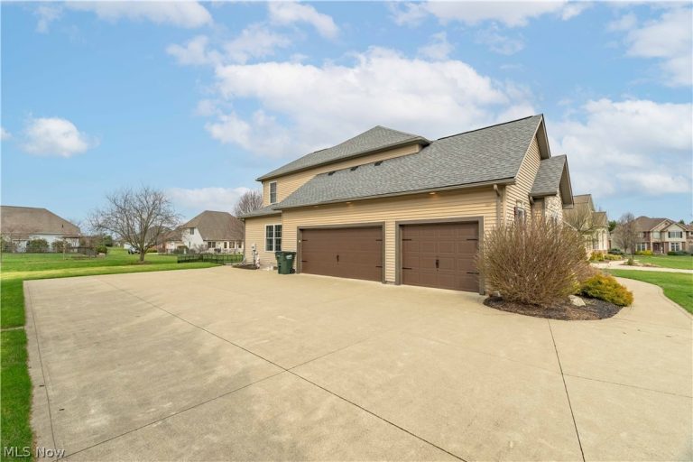 6607 Woodbridge Circle, Massillon, OH - Photo 4