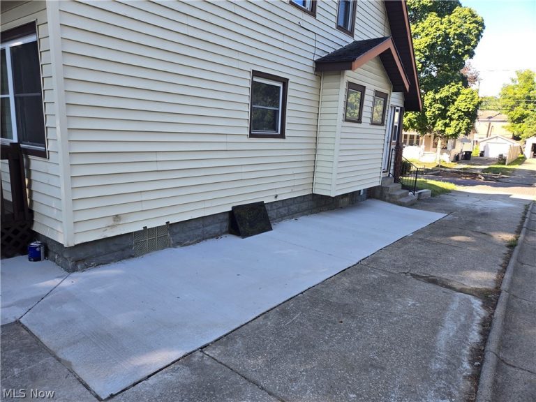 1043 Oakland Avenue, Akron, OH - Photo 2