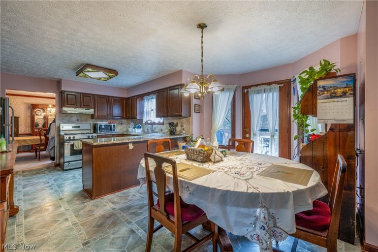 10037 Jamestown Drive, North Royalton, OH - Photo 4