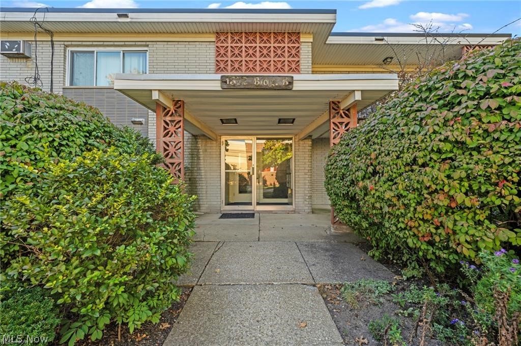 1372 Golden Gate Boulevard #B-201, Mayfield Heights, OH