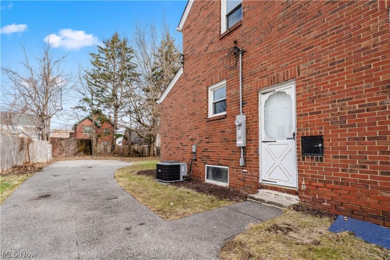 18303 Canterbury Road, Cleveland, OH - Photo 2