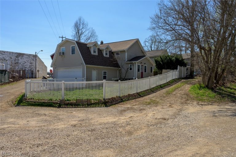 204 Prospect Avenue, Hartville, OH - Photo 3