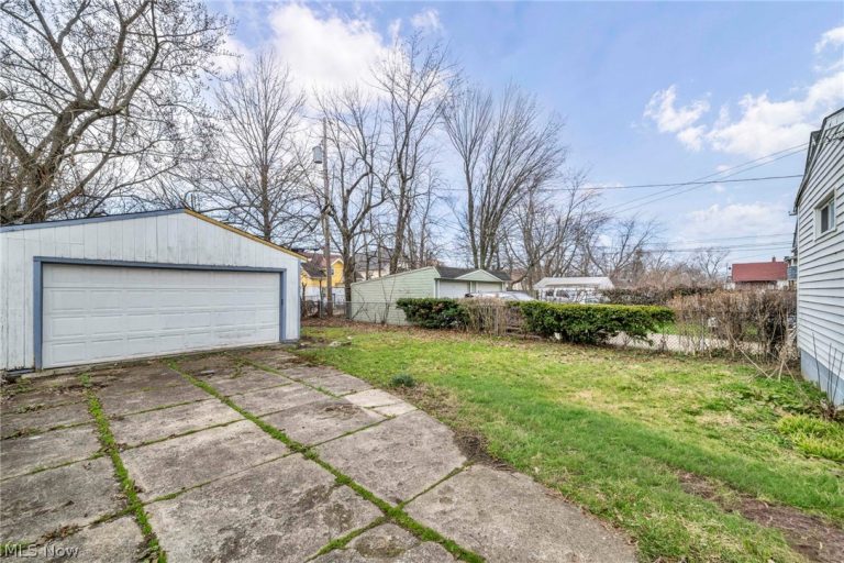 13910 Bartlett Avenue, Cleveland, OH - Photo 6
