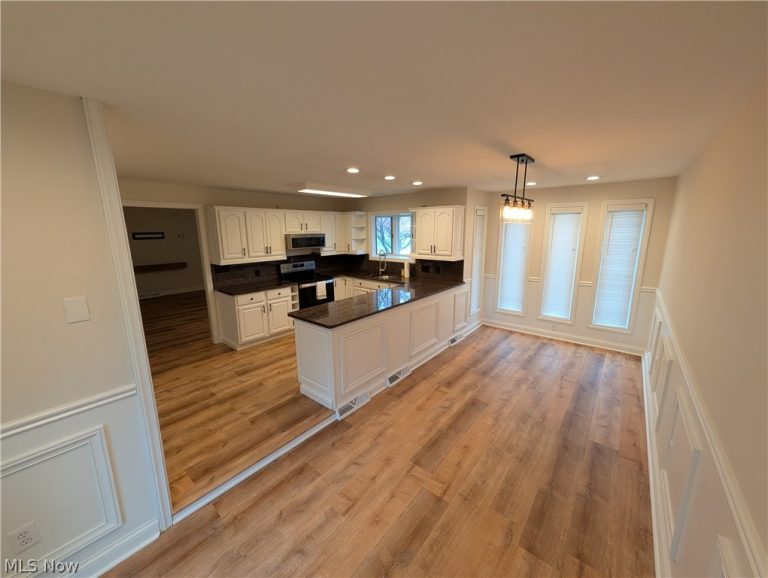 8645 Courtland Drive, Strongsville, OH - Photo 4