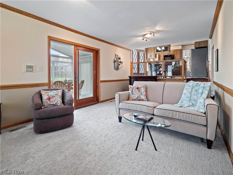 1044 Joy Oval, Seven Hills, OH - Photo 8