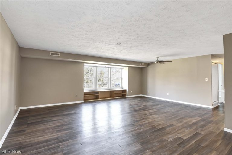 26179 Raintree Boulevard #D8, Olmsted Falls, OH - Photo 3