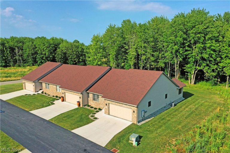 12 Bayview Circle, Cortland, OH - Photo 2