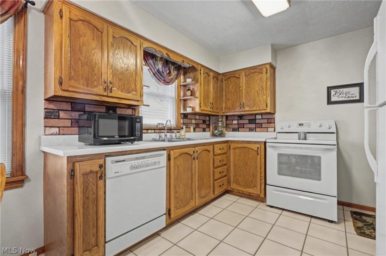 226 Helena Drive, Struthers, OH - Photo 4