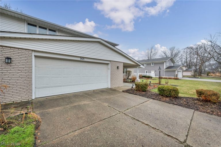 2425 Brian Drive, Beachwood, OH - Photo 4