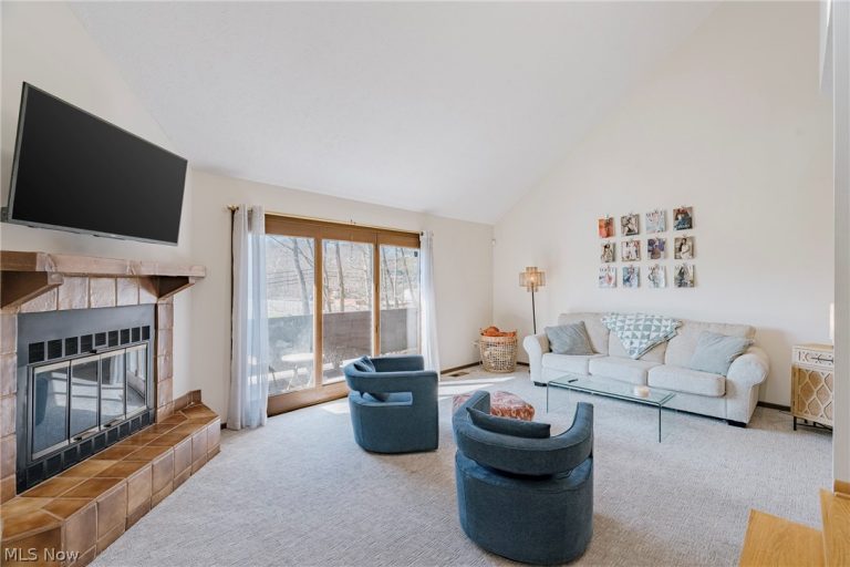 275 Solon Road #275C, Chagrin Falls, OH - Photo 3