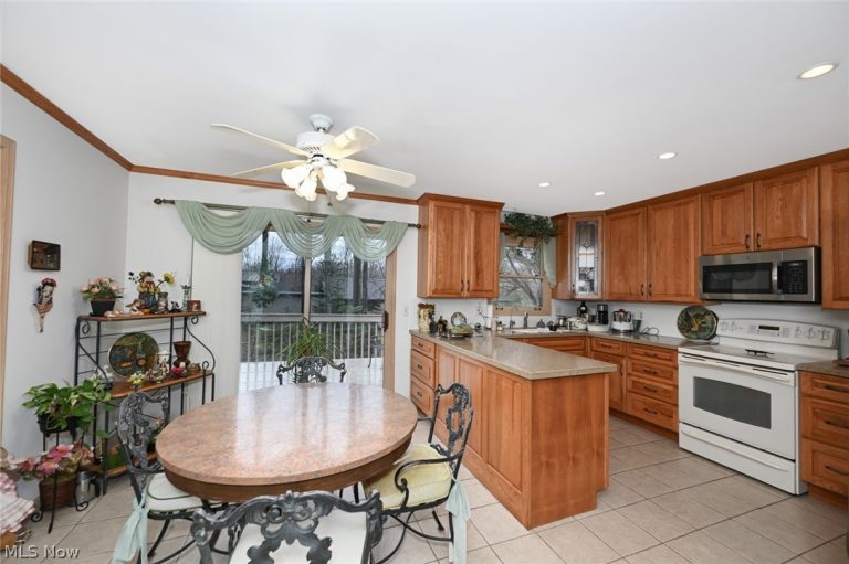 9083 Woodcrest Drive, Brecksville, OH - Photo 6