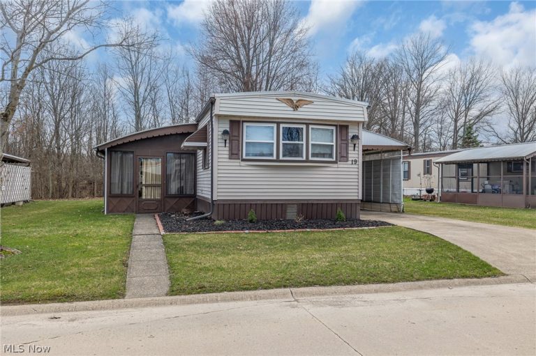 19 Sycamore Drive, Olmsted Twp, OH - Photo 2