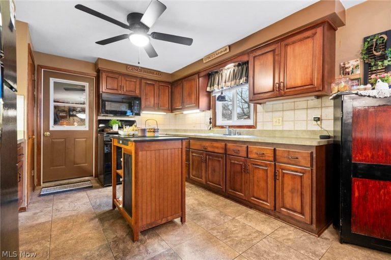 4401 Forest Hill Drive, Lorain, OH - Photo 2