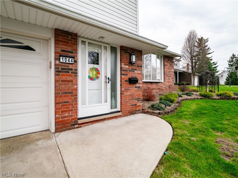 1044 Joy Oval, Seven Hills, OH - Photo 3