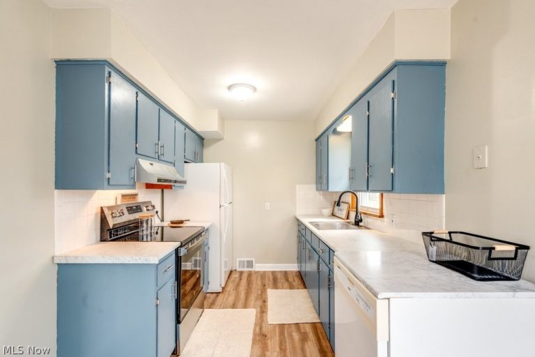 545 Hillman Road, Akron, OH - Photo 8