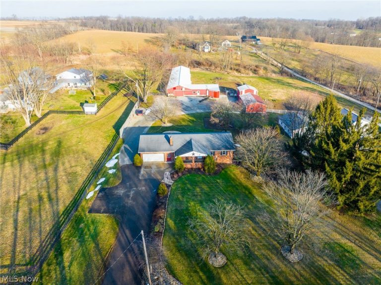 9718 James Road, Fredericksburg, OH - Photo 2