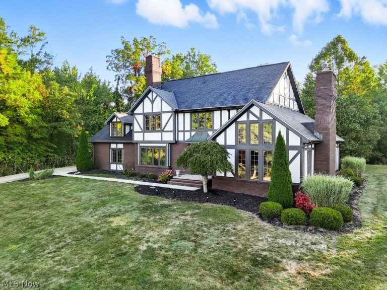 2097 Albertson Parkway, Cuyahoga Falls, OH - Photo 2