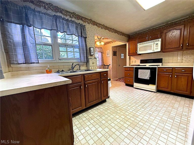 1502 Slusser Road, Akron, OH - Photo 4