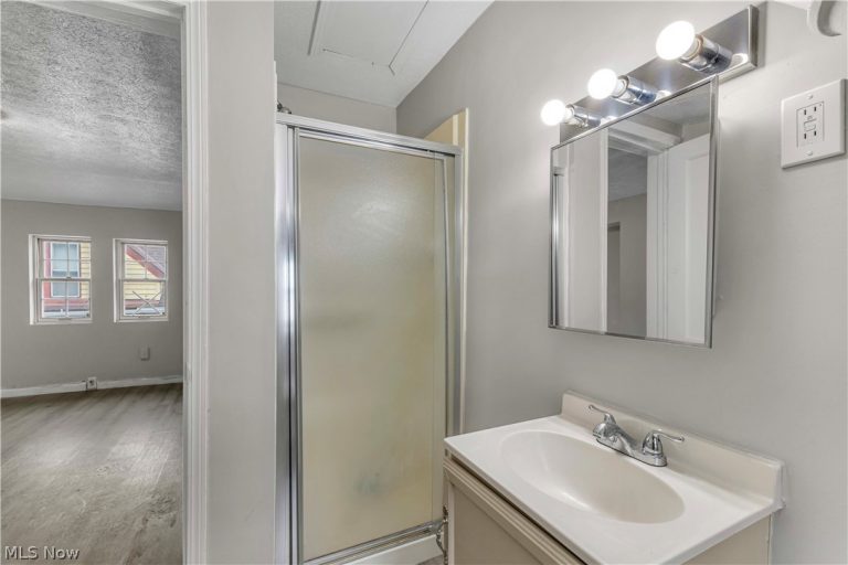 3305 Roanoke Avenue, Cleveland, OH - Photo 5