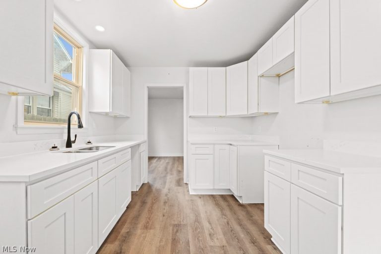 1073 Parkside Drive, Alliance, OH - Photo 2