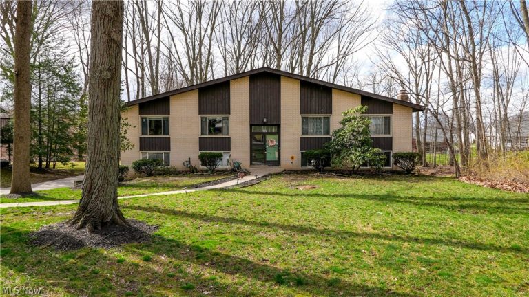 447 Spring Grove Drive, Tallmadge, OH - Photo 2