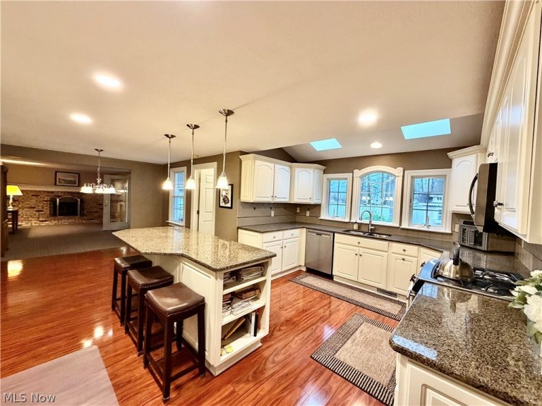 243 Greenbriar Drive, Cortland, OH - Photo 4