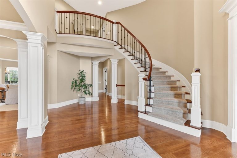 7565 Cottonwood Trail, Chagrin Falls, OH - Photo 2