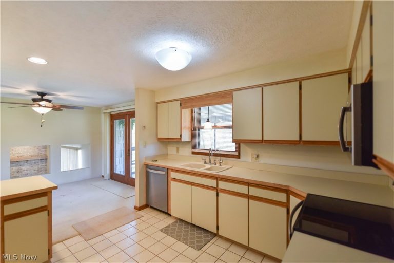 13530 Amodio Avenue, Uniontown, OH - Photo 8