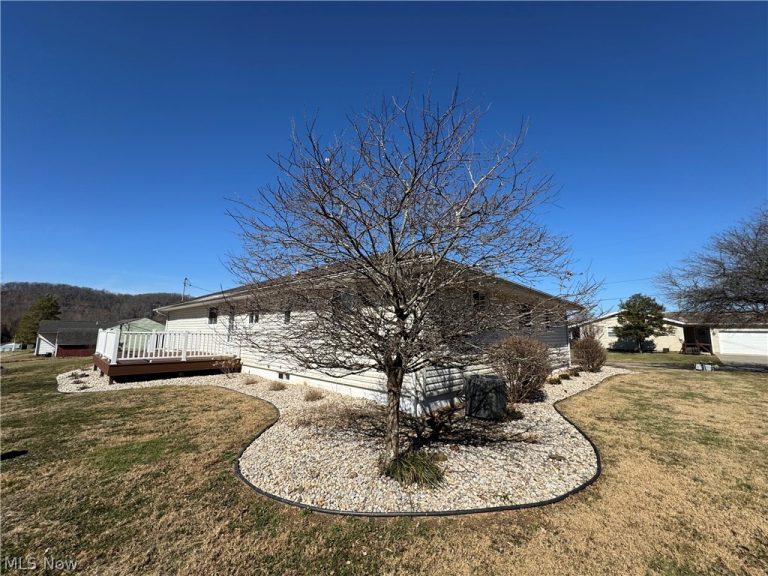 404 Bradfield Drive, St Marys, WV - Photo 2