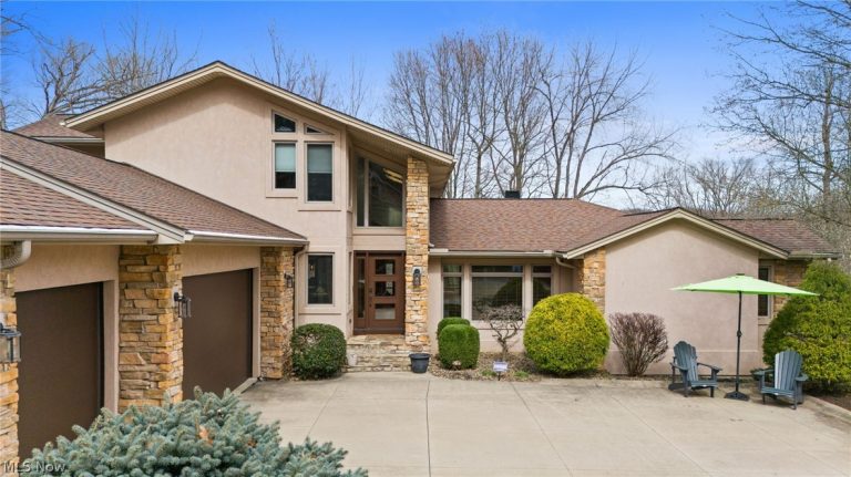 1105 Riverwoods Drive, Akron, OH - Photo 3