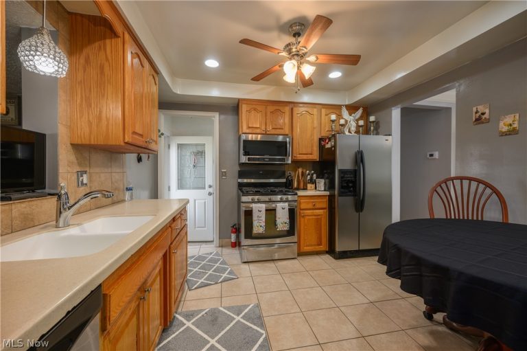 9596 Reichert Road, Parma, OH - Photo 6