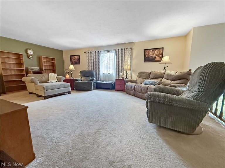 284 Old Oak Drive, Cortland, OH - Photo 6