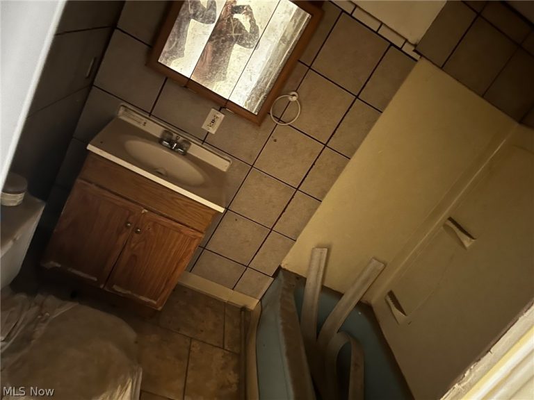 12000 Holborn Avenue, Cleveland, OH - Photo 8