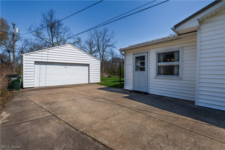 1993 Kelsey Drive, Cuyahoga Falls, OH - Photo 8