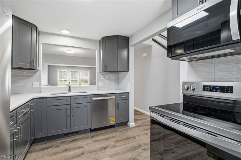 114 Ledbury Circle, Canton, OH - Photo 6