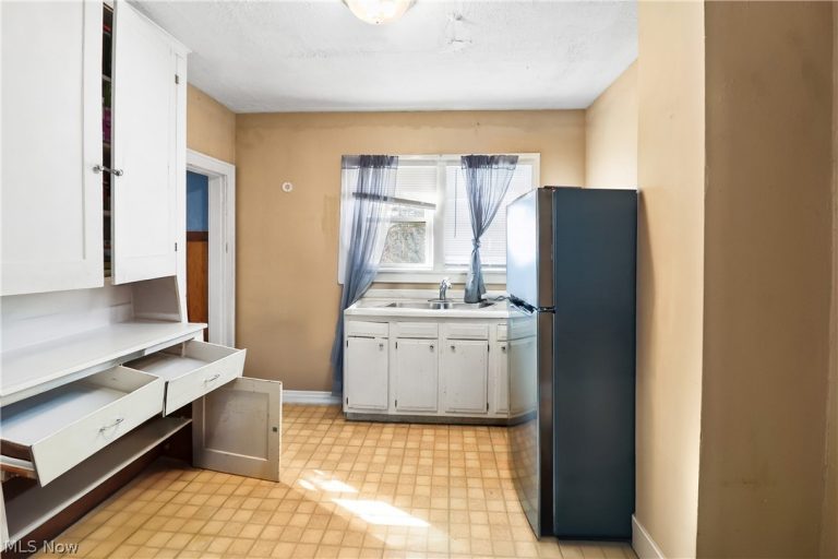 517 Brown Street, Akron, OH - Photo 3