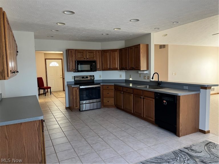 6140 Kelley Lane, Parma, OH - Photo 4